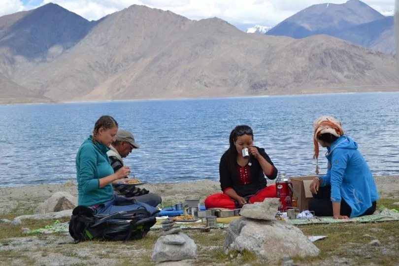 Natascha am Pangong Tso in Ladakh