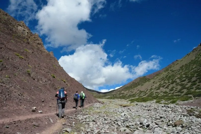 Zwei Wanderer mit Guide in ladakh