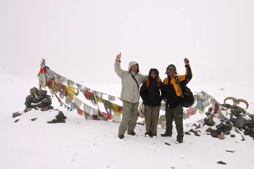 Jannik und Sandra bei ihrer Wanderung mit einem lokalen Guide im Himalaya