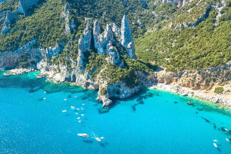 Bootfahren an Sardiniens toller Küste