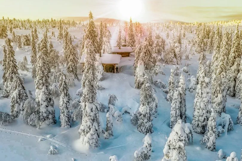 Bezaubernde Schneelandschaft unter der Sonne Finnlands