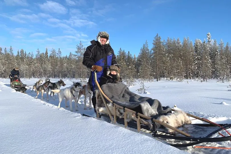 Mit dem Huskyschlitten unterwegs: Schneespaß in Finnland
