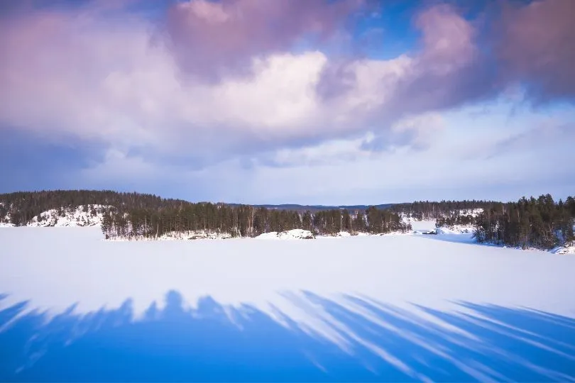 Verschneiter See in Finnland