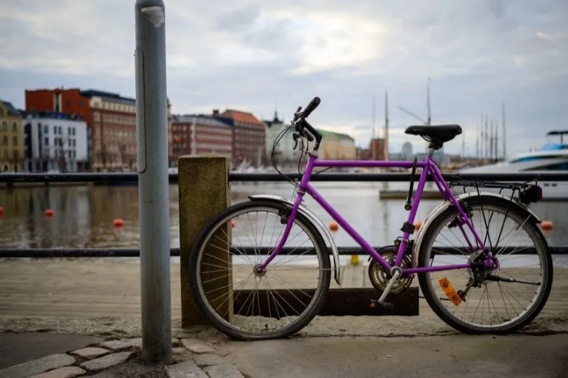 Ein Fahrrad steht an einem Geländer in Helsinki