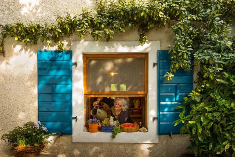 Eine Frau schaut aus einem haus in Kroatien