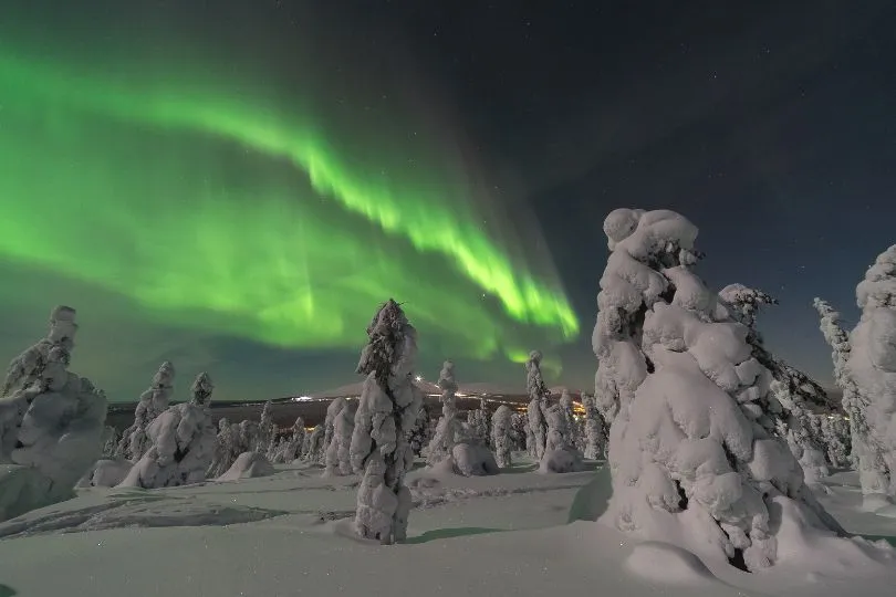 Winter Wonderland mit Nordlichtern in Finnland