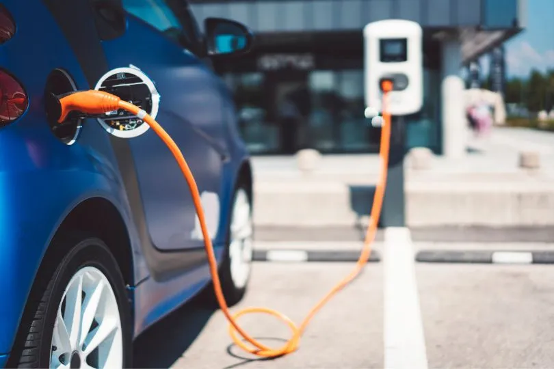 Ein Elektroauto an einer Ladestation