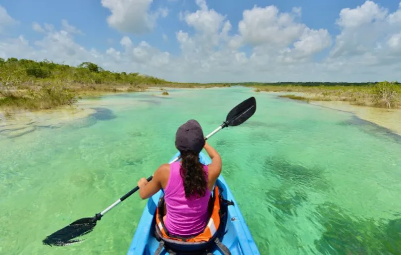 Glücksgefühle im türkis leuchtenden Wasser in Bacalar