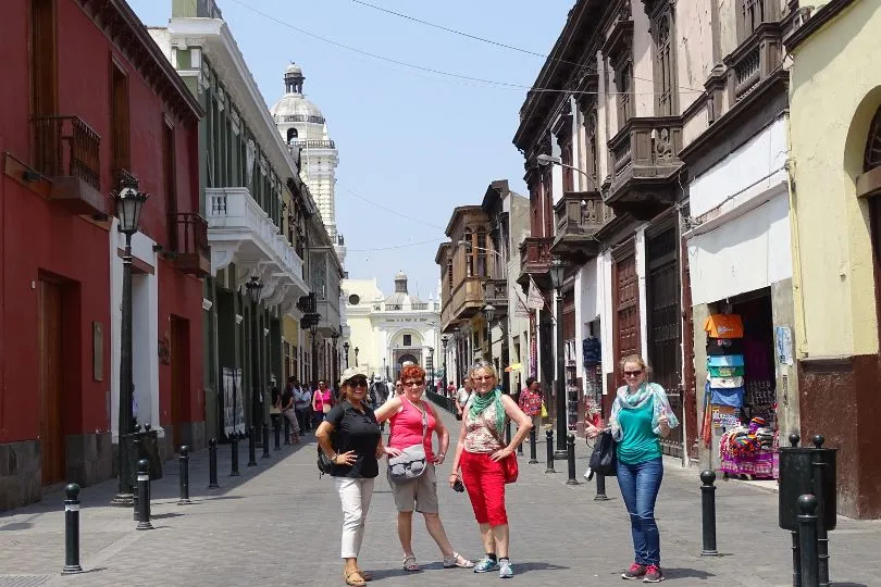 Eine Gruppe von Menschen in Lima bei der Stadtführung