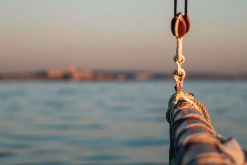 Ein Segelboot auf dem Titicacasee