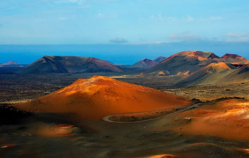 Lanzarote hat am meisten Vulkanlandschaft von den Kanarischen Inseln