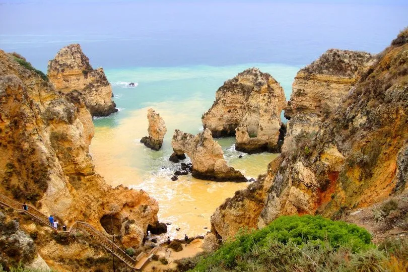 Algarve Felsen an der Küste bei der Familienreise durch Portugal