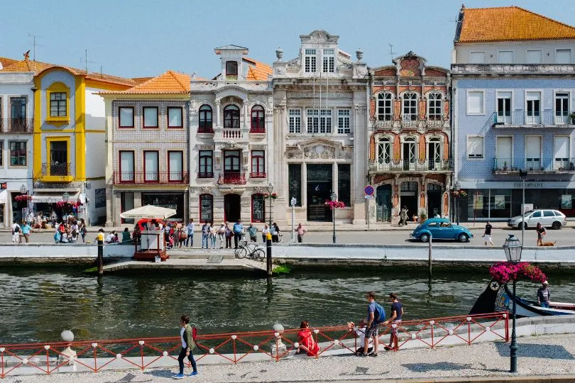 Historische Häuser am Kanal auf der Familienreise in Portugal