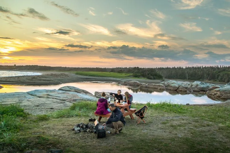 Picknick mit der Familie in Finnlands Natur