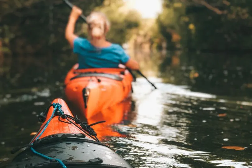 Erlebe Finnlands Seen mit deiner Familie bei einer geführten Kanutour 