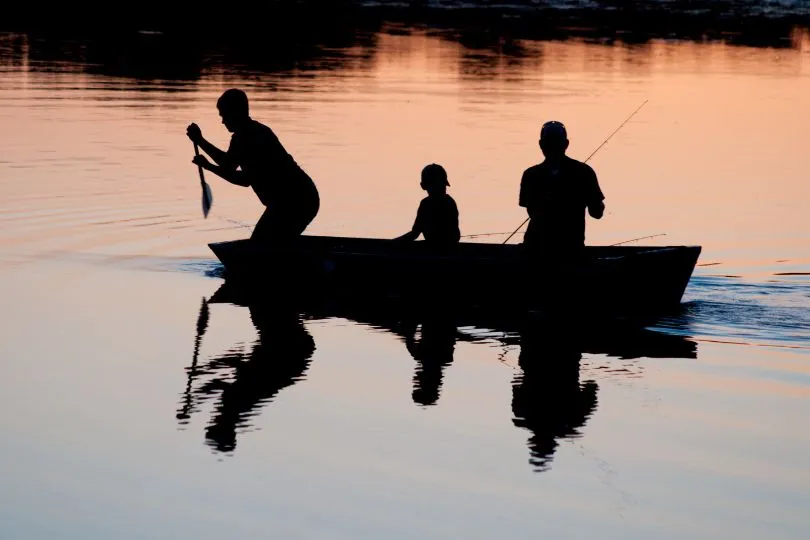 Familie angelt auf einem See in Finnland