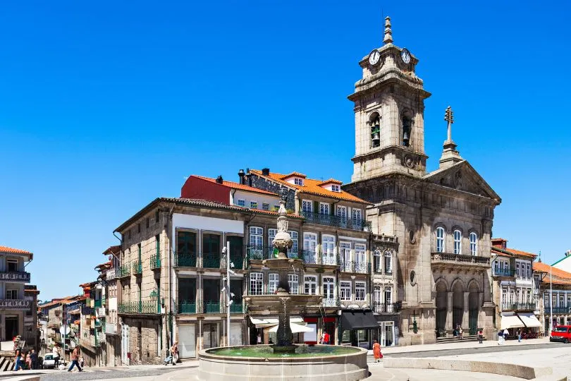 Historische Gebäude mit einem Turm in Guimaraes auf der Portugal Rundreise mit dem Auto