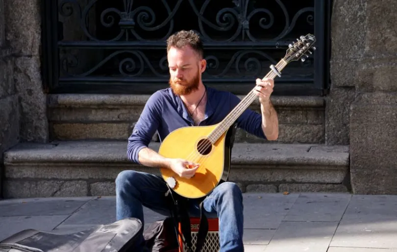 Fado Musiker spielt Gitarre bei Reise durch Portugal mit dem Auto