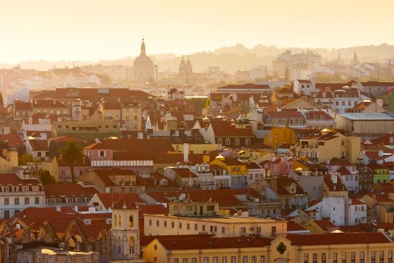 Häuser und Kirchen von Lissabon auf der Portugal Familienreise