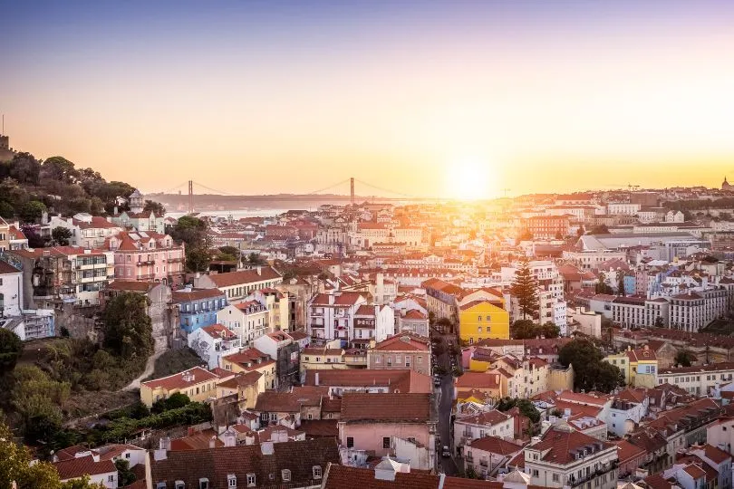 Panorama der Stadt Lissabon beim Sonnenuntergang