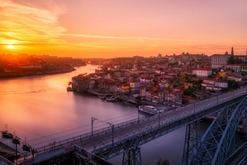 Blick auf die Stadt Porto bei Sonnenuntergang bei der Portugal Rundreise