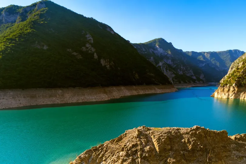 badespaß im türkisen Wasser Montenegros