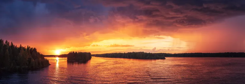 Sonnenuntergang Finnland mit Blick auf See