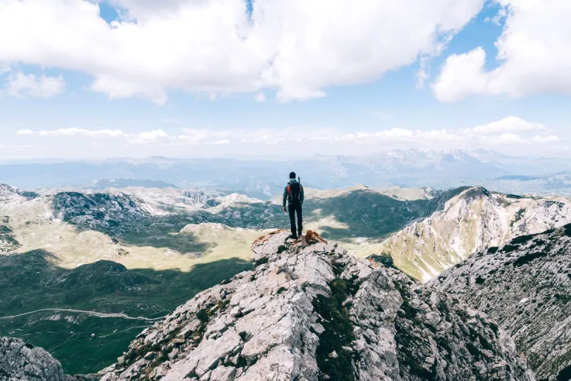 Beim Wandern in Montenegro erwarten dich und deine Kinder tolle Ausblicke