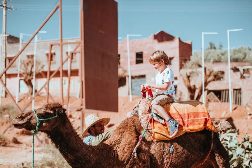 Ein Kind reitet auf einem Kamel bei der Gran Canaria Familienreise