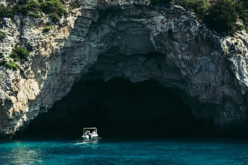 Eine Familie auf einem Boot in Korfu, die von ihren Reiseerfahrungen berichtet