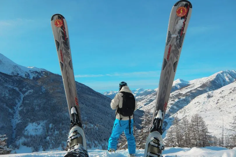 Ein Paar Ski steckt im Schnee in Montenegro