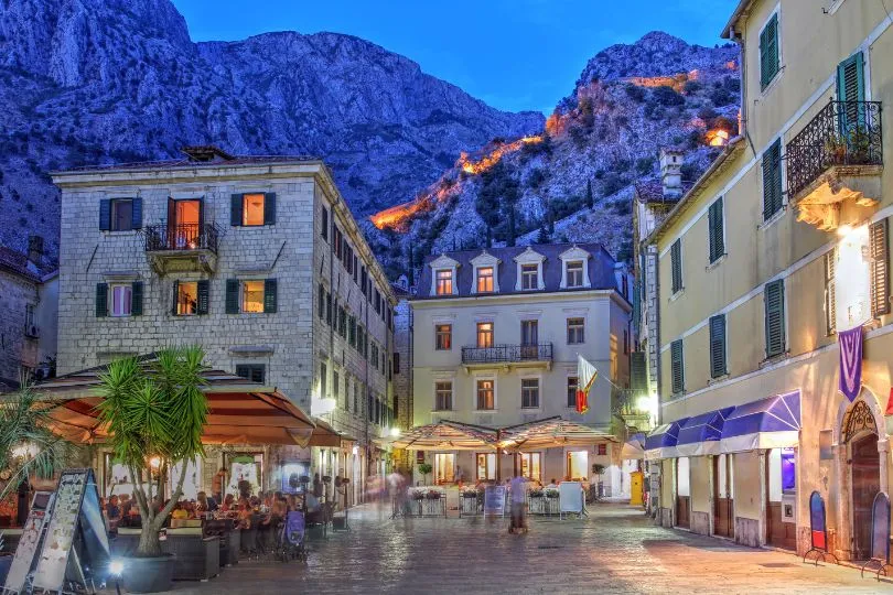 Kotors Altstadt am Abend beim Urlaub in Montenegro