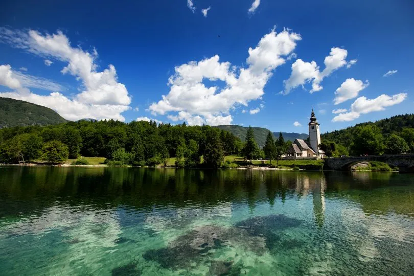 Der idyllische See in der Region Bohinj in Slowenien