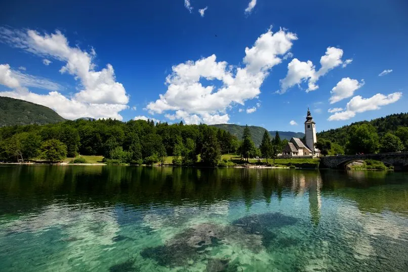 Der idyllische See in der Region Bohinj in Slowenien