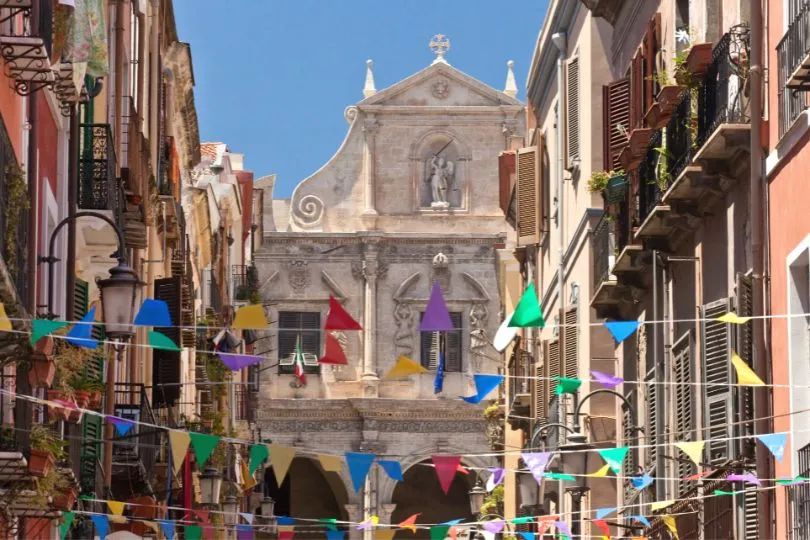 Altstadt geschmückt mit bunten Fähnchen mit Blick auf eine Kirche