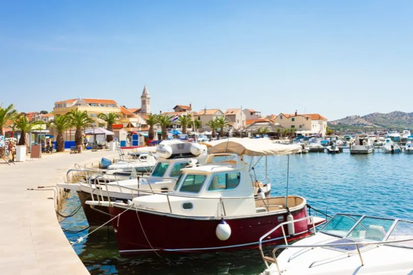 Küstendorf Pakostane in Kroatien