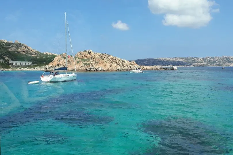 Ein Boot auf dem Meer vor Sardinien