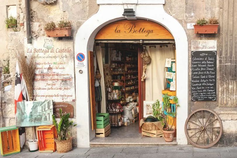 Ein lokaler Laden in Cagliari bei der Stadttour der Wanderreise