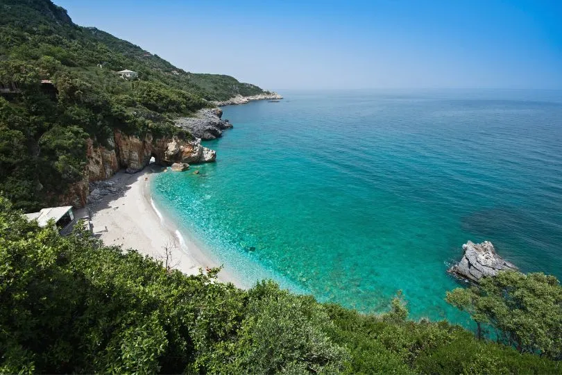 Blick von oben auf einen Strand in Griechenland mit kristallklaren Wasser