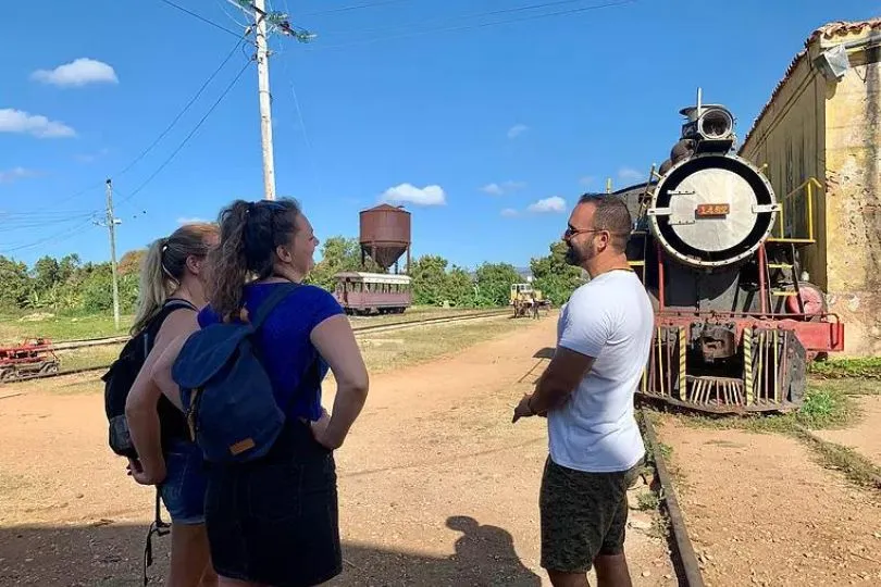Zwei Touristinnen machen einen Ausflug auf Kuba