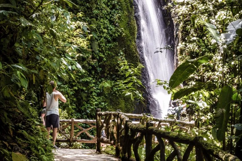 Eine Gruppe besucht einen Nationalpark in Costa Rica