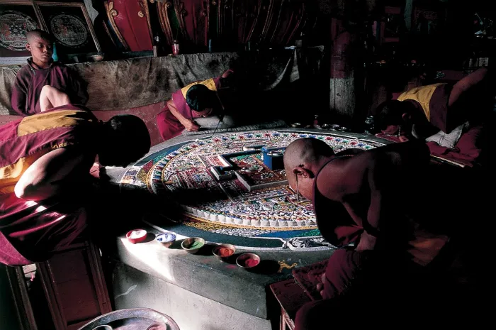 Mönche in einem Kloster in Ladakh