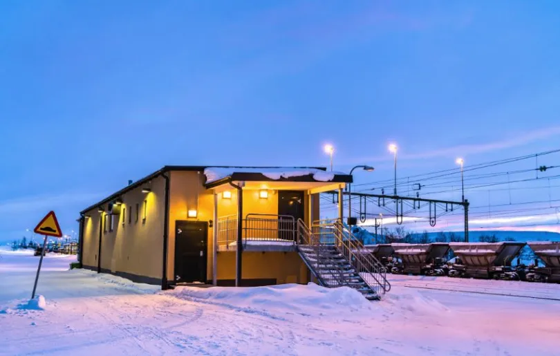 Verschneiter Bahnhof in Schweden