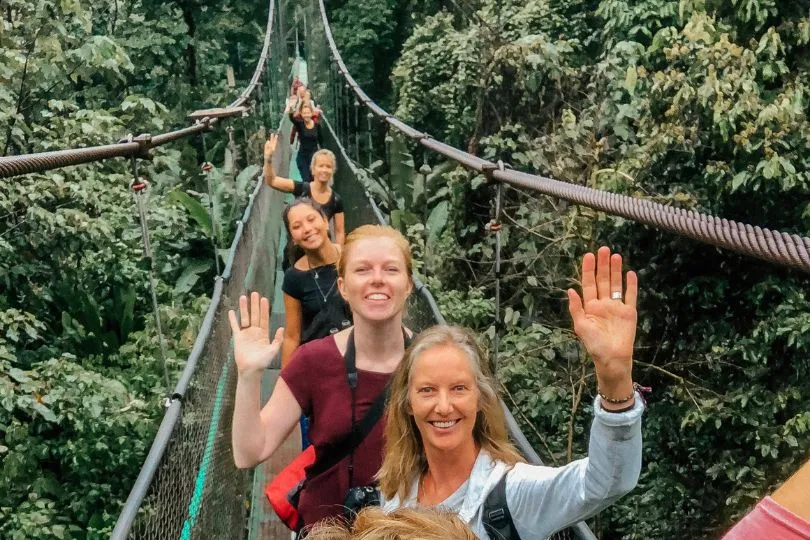 Eine Gruppe in Costa Rica auf einer Hängebrücke