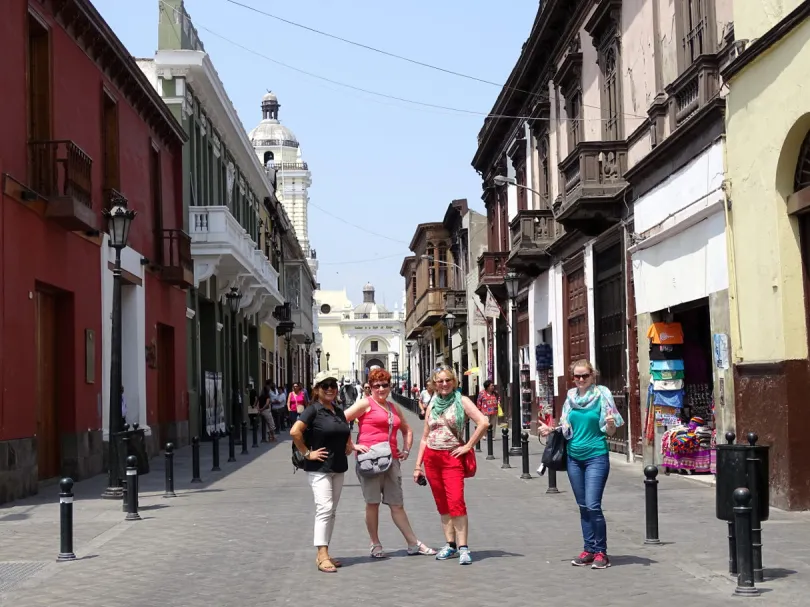 Eine Gruppe von Menschen steht in Lima mit dem lokalen Guide