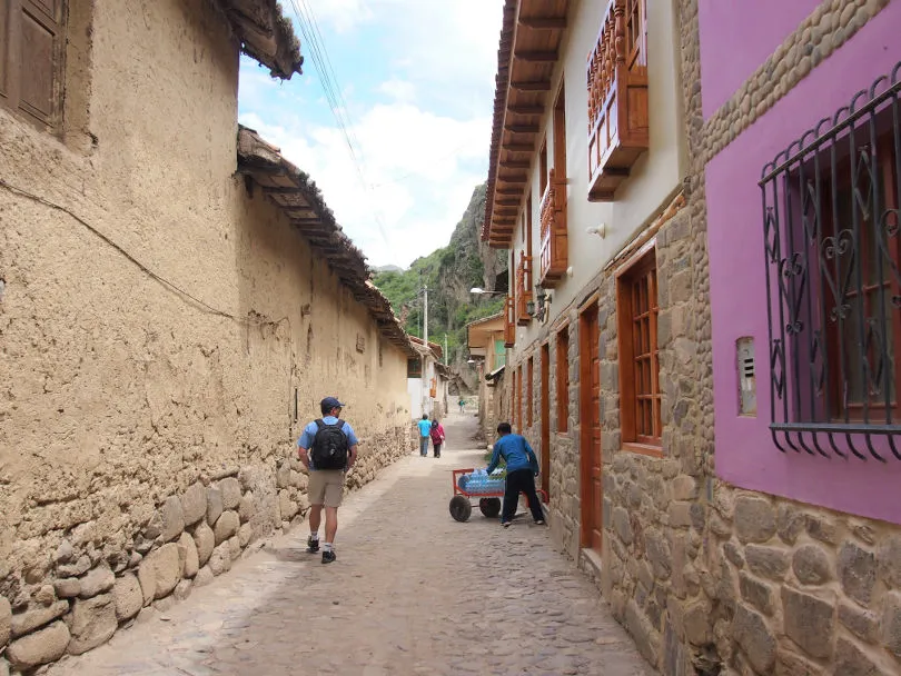 Ein Mann läuft durch die Straßen Cuscos bei einem Stadtspaziergang