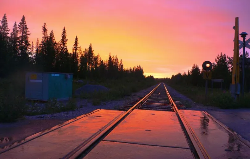 Sonnenuntergang an einer Zugstrecke in Schweden