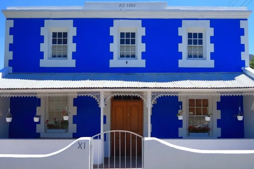 Eine blaue Häuserfront in Manogu