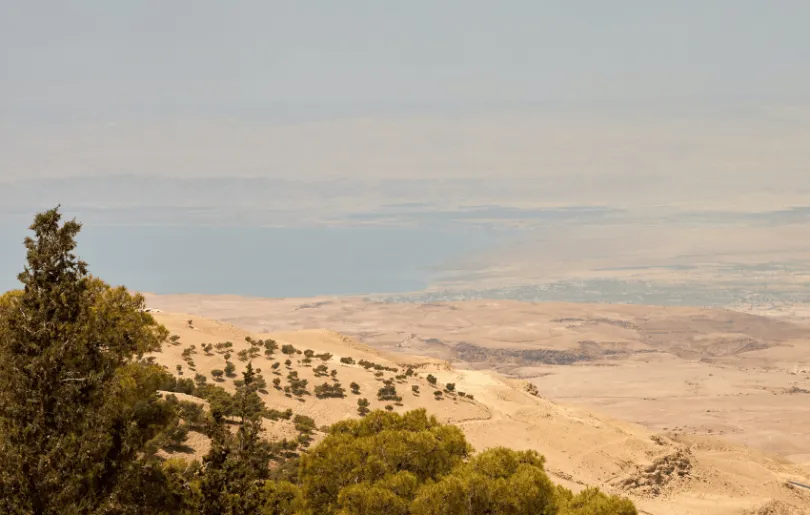 Entdecke auf deiner dreiwöchigen Jordanien Reise den faszinierenden Ausblick über Madaba