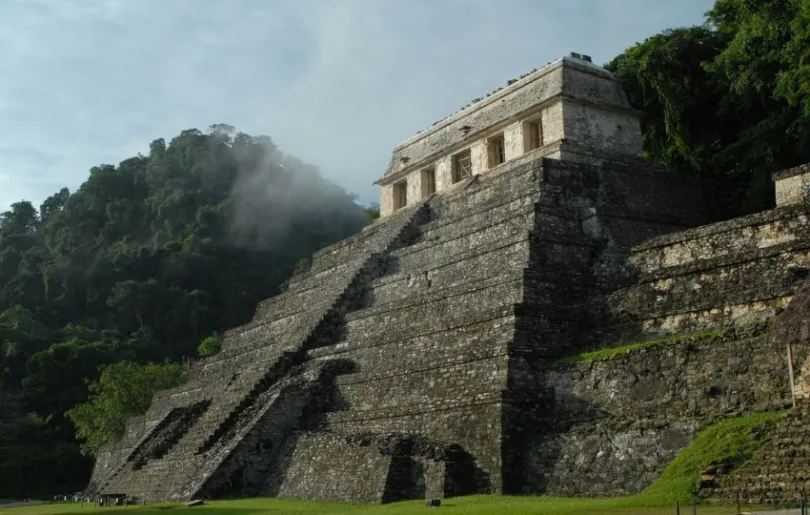 Lass dich von der beeindruckenden Architektur der Mayas begeistern